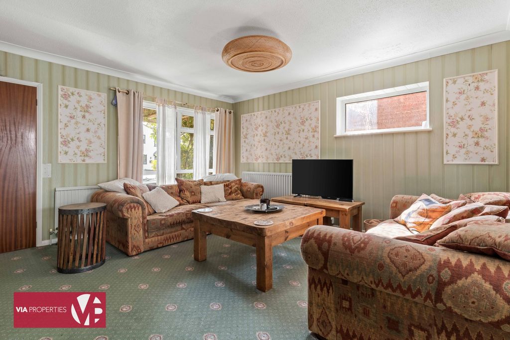 Property photo 3 of 31 153A Old Nazeing Road Broxbourne En10 6Qu Via Properties Estate