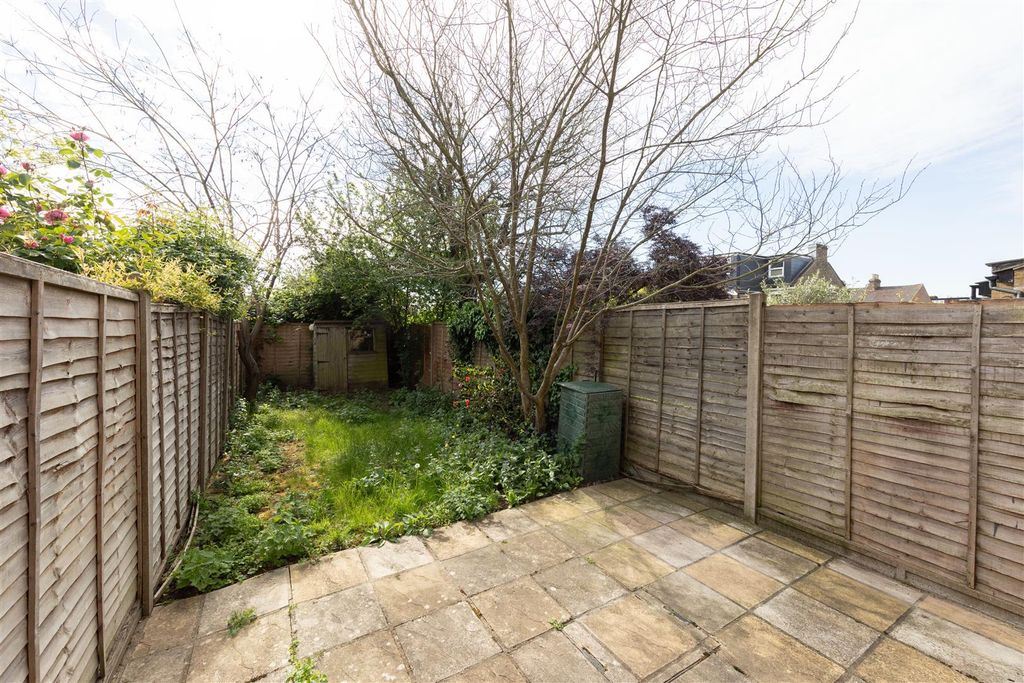 Property photo 2 of 33 Ashford Road, E18