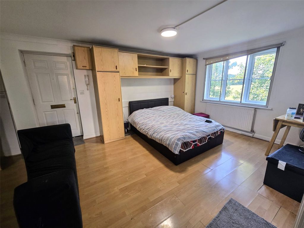 Property photo 3 of 10 Living Room/ Bedroom