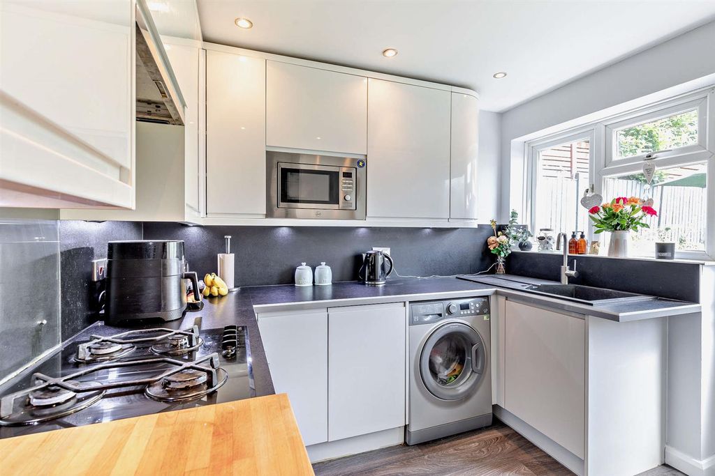 Property photo 3 of 22 8654839-Interior09-800.Jpg