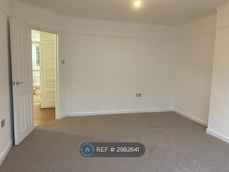 Property photo 1 of 18 Living Room