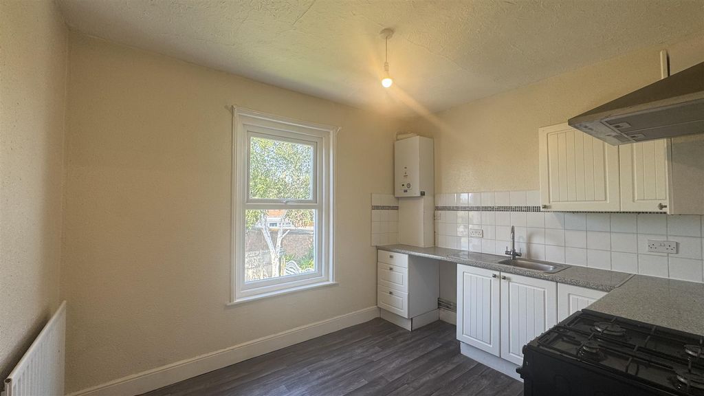 Property photo 3 of 10 Kitchen