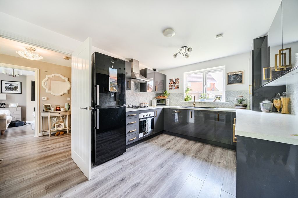 Property photo 3 of 19 Kitchen
