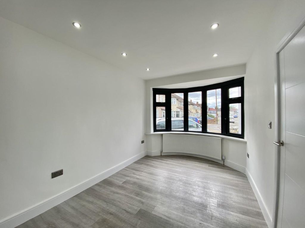 Property photo 3 of 12 Thumbnail_Img_1008.Jpg