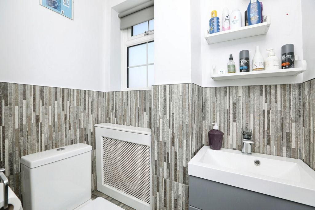 Property photo 3 of 16 Cloakroom