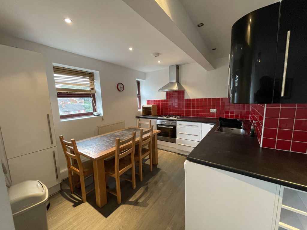 Property photo 3 of 10 Kitchen