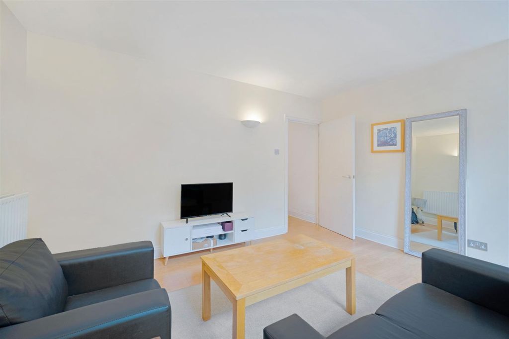 Property photo 3 of 12 Flat 8, 11-12 West Smithfield, Clerkenwell, London, Ec1A 9Jr