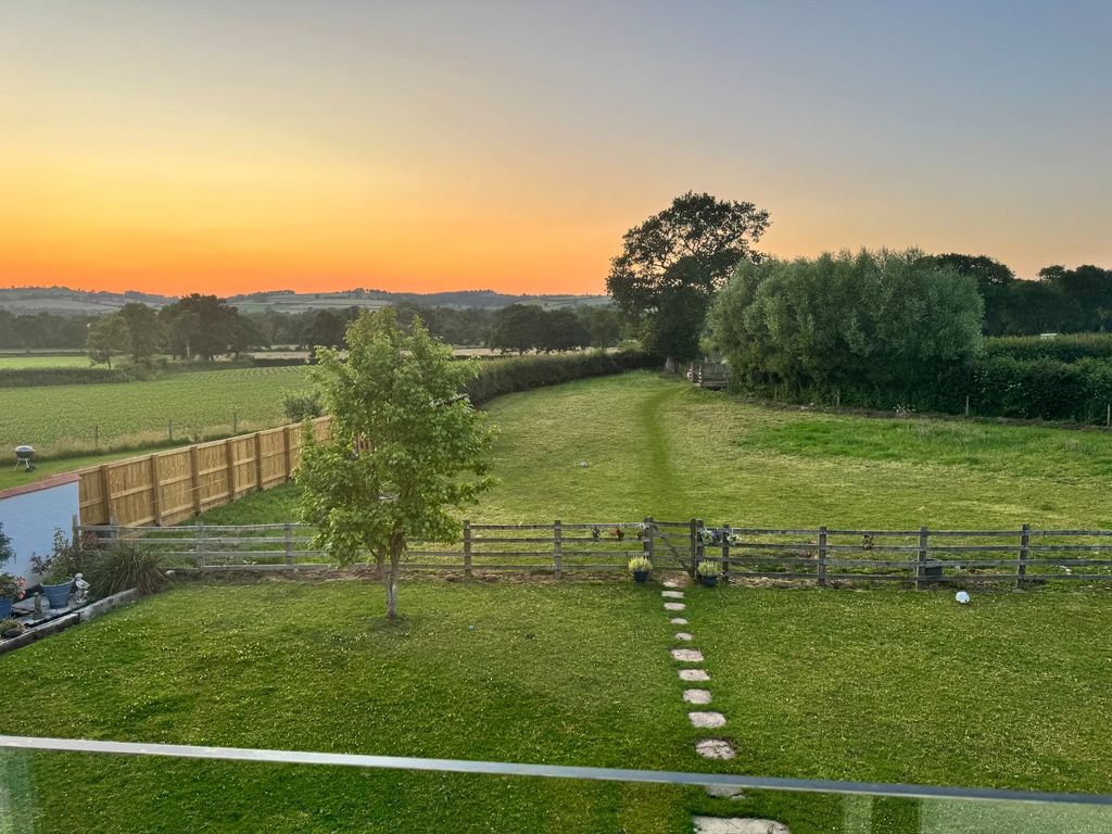 Property photo 2 of 31 Seddons, Tiverton