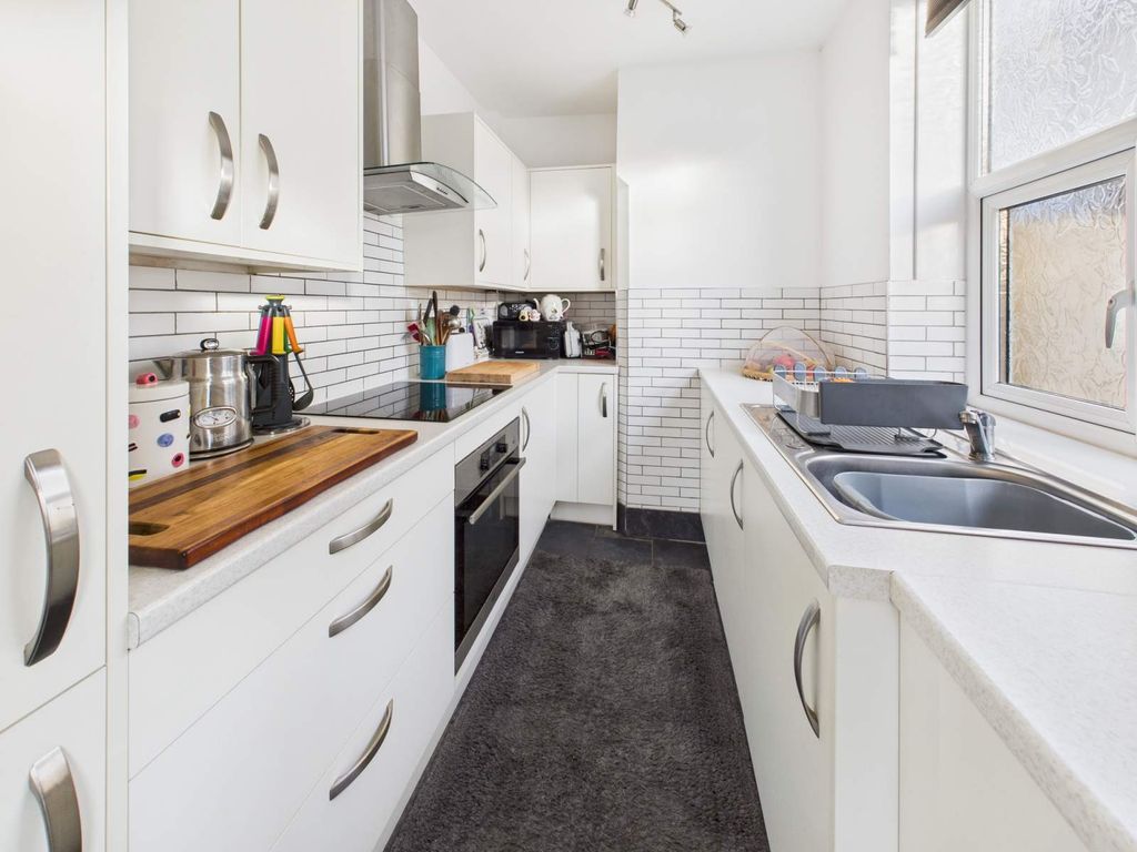 Property photo 3 of 19 Kitchen