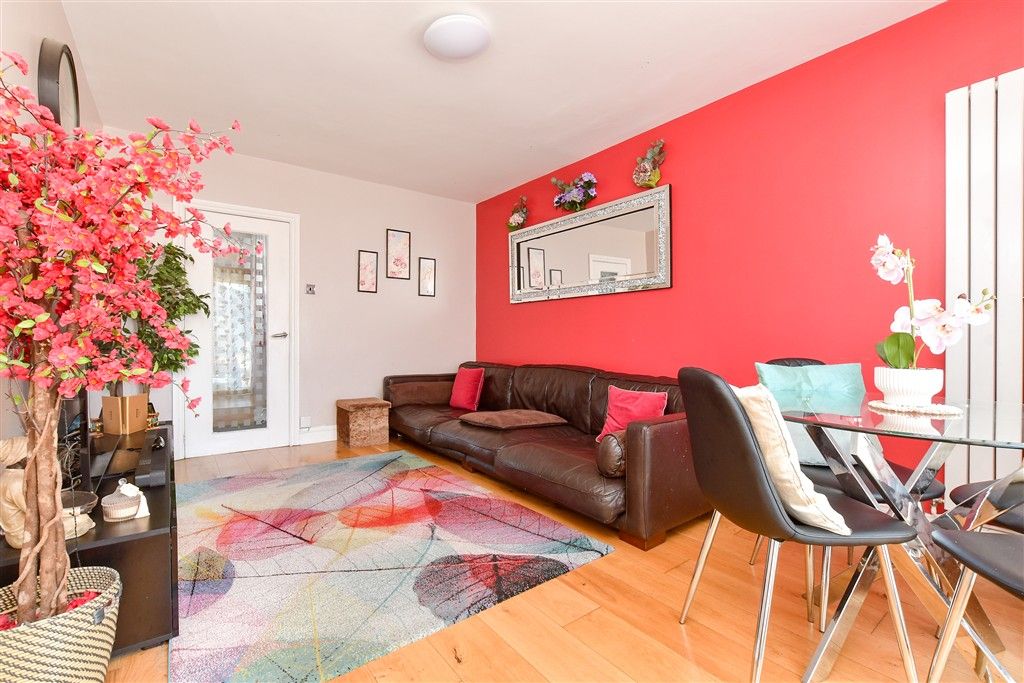 Property photo 1 of 18 Lounge