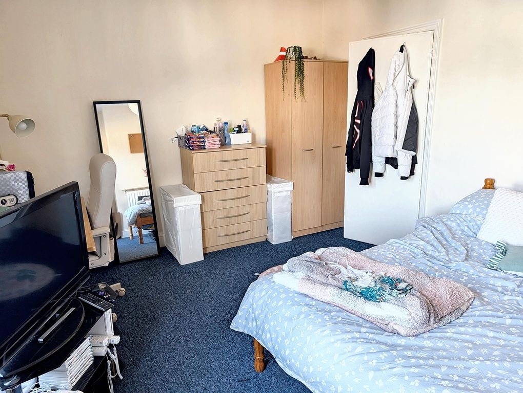 Property photo 1 of 14 Bright, Well-Kept Double Bedroom With A Comfortabl...