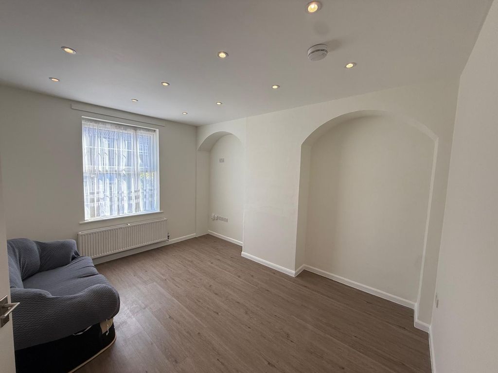 Property photo 3 of 12 Photo 8