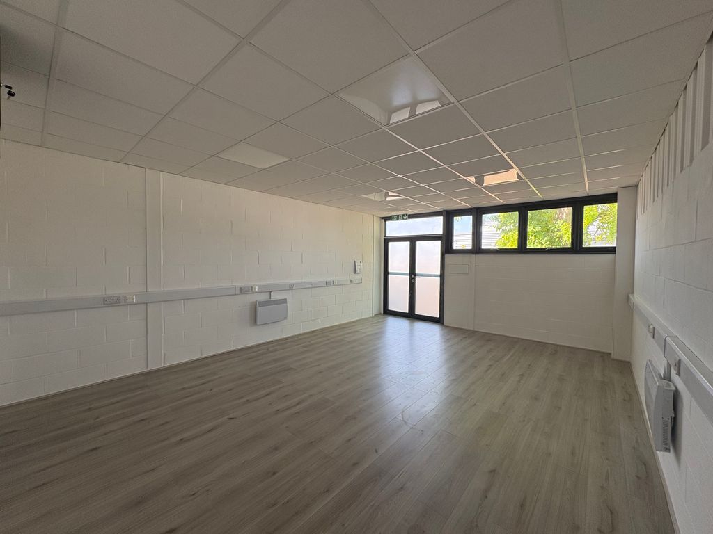 Property photo 3 of 18 Loughton Studio To Let