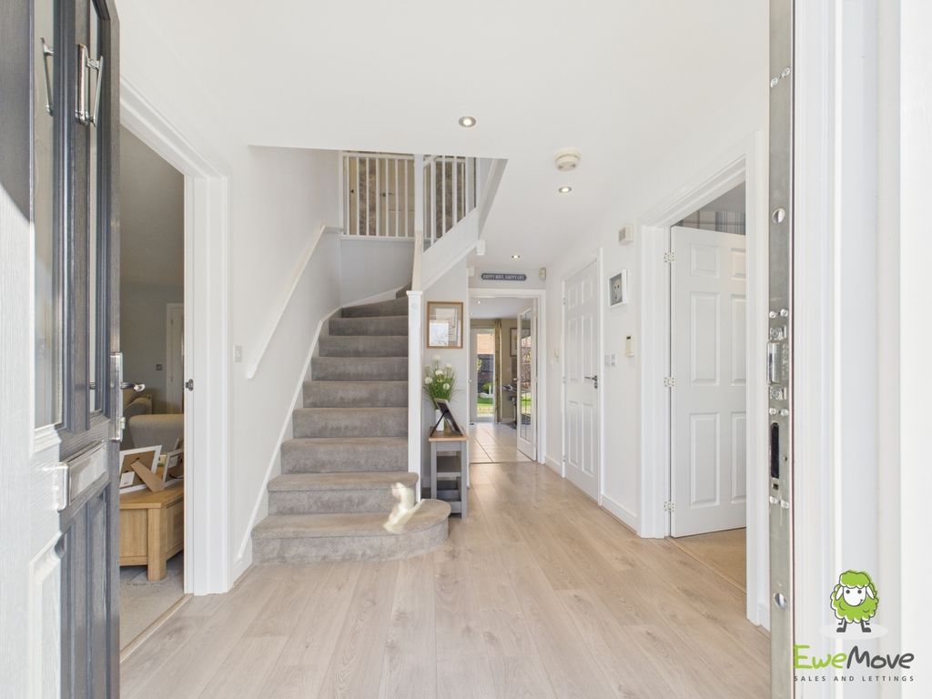 Property photo 2 of 33 Ewemove Basingstoke Estate Agents 10 Spire Close