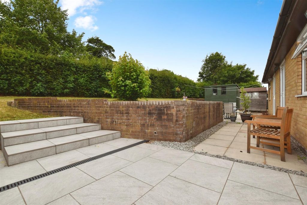Property photo 3 of 15 E0B1F2Be-Patio 20Step.Jpg