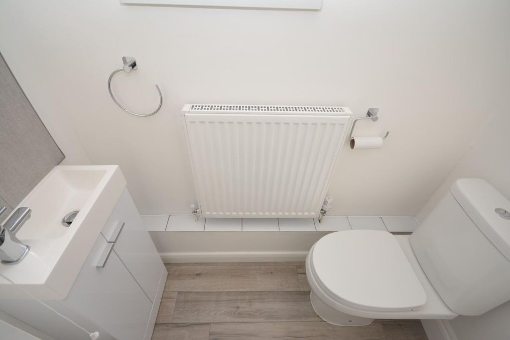 Property photo 2 of 19 Cloakroom