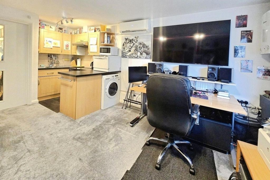 Property photo 2 of 7 Pbox-Img.Jpg