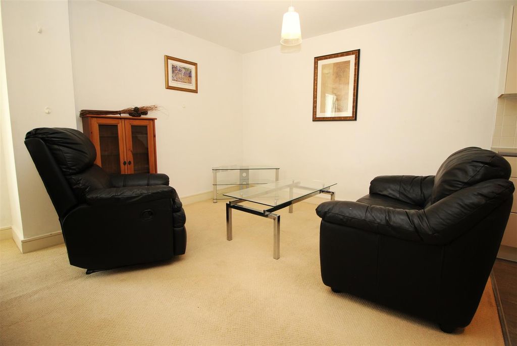 Property photo 2 of 11 Lounge.Jpg