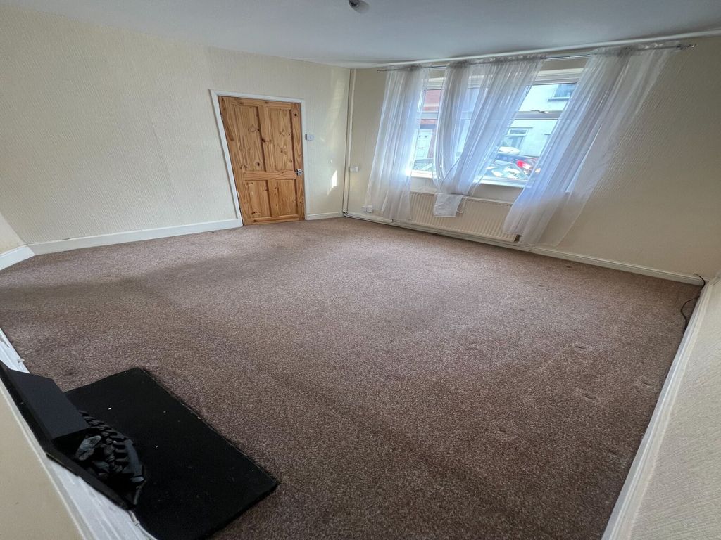 Property photo 2 of 11 Coronation Street-Lounge Overview
