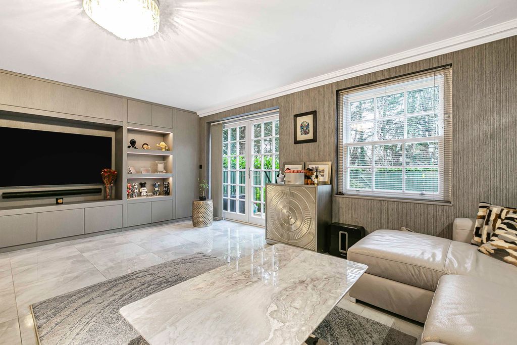 Property photo 2 of 33 Reception/Kitchen