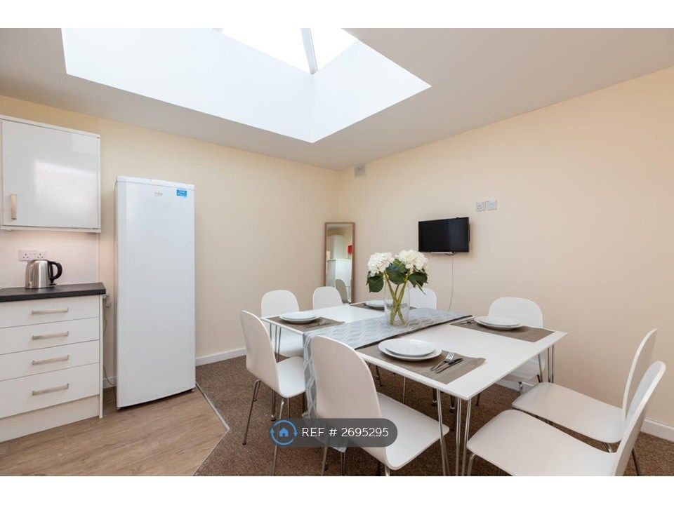 Property photo 1 of 18 Spacious And Light