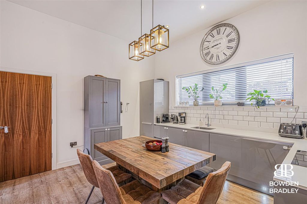 Property photo 3 of 18 Living Room/Kitchen