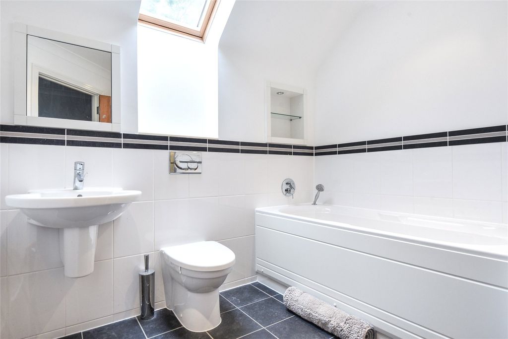Property photo 3 of 12 Ensuite