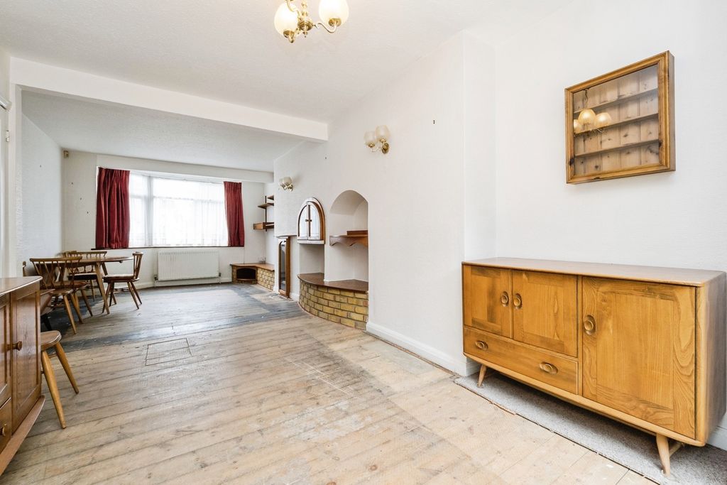 Property photo 3 of 17 Photo