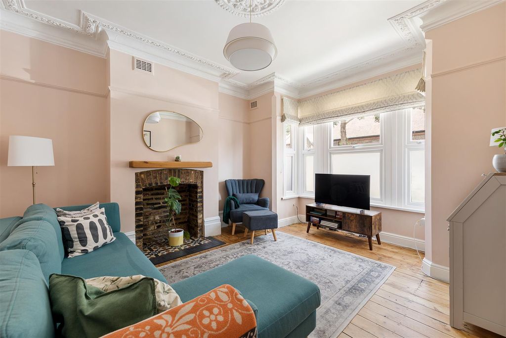 Property photo 2 of 29 Francis Road, E10
