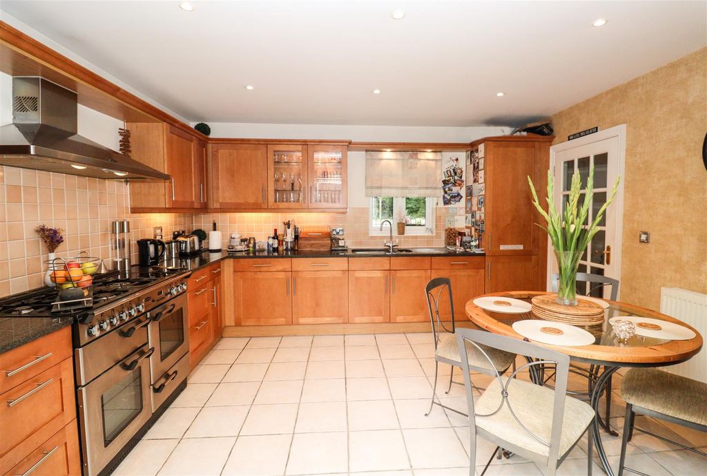 Property photo 3 of 20 Kitchen/Breakfast Room