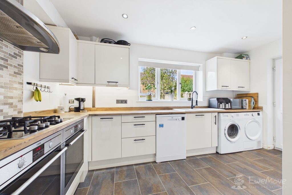 Property photo 3 of 17 Kitchen