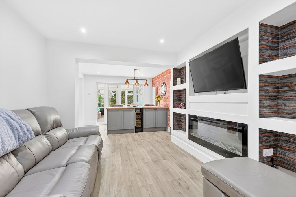 Property photo 2 of 32