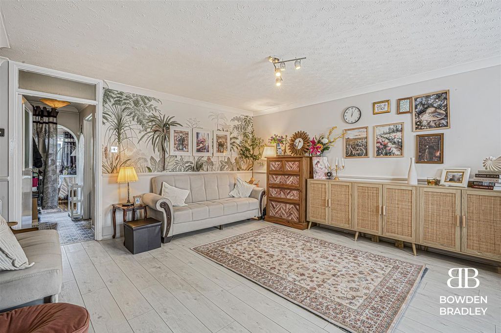 Property photo 3 of 18 Living Room