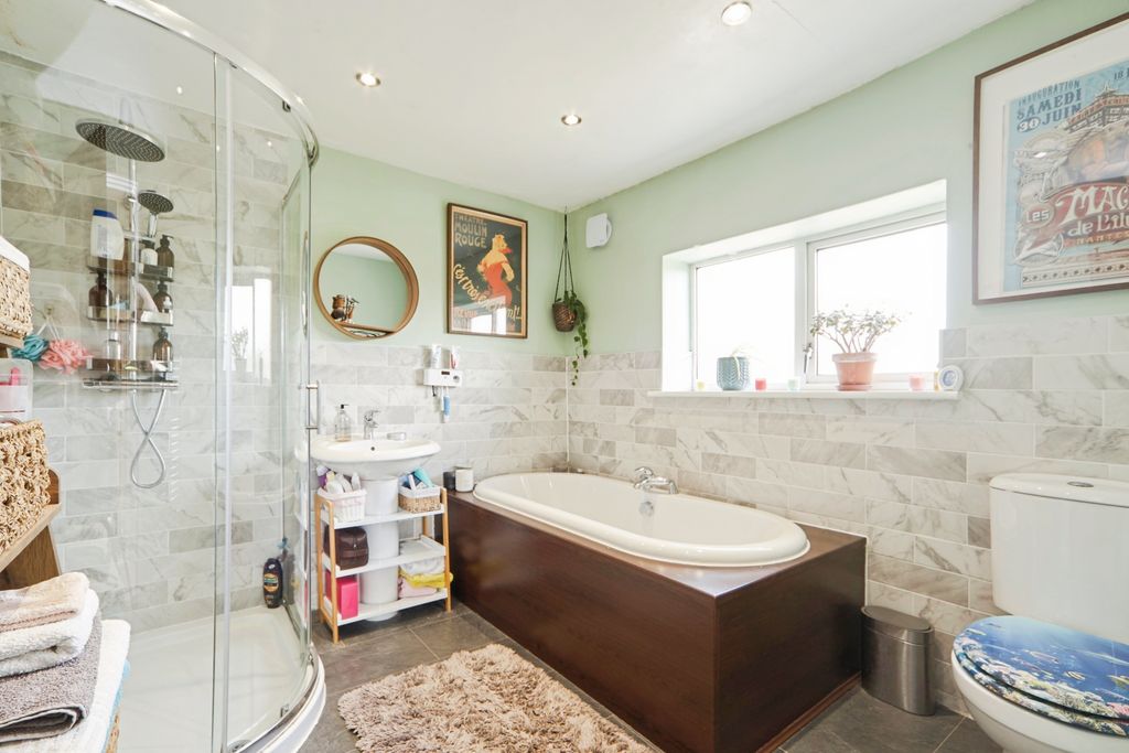 Property photo 2 of 20 Bathroom