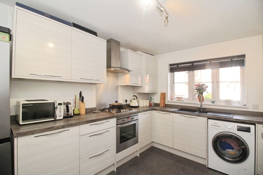 Property photo 3 of 13 Fitted Kitchen