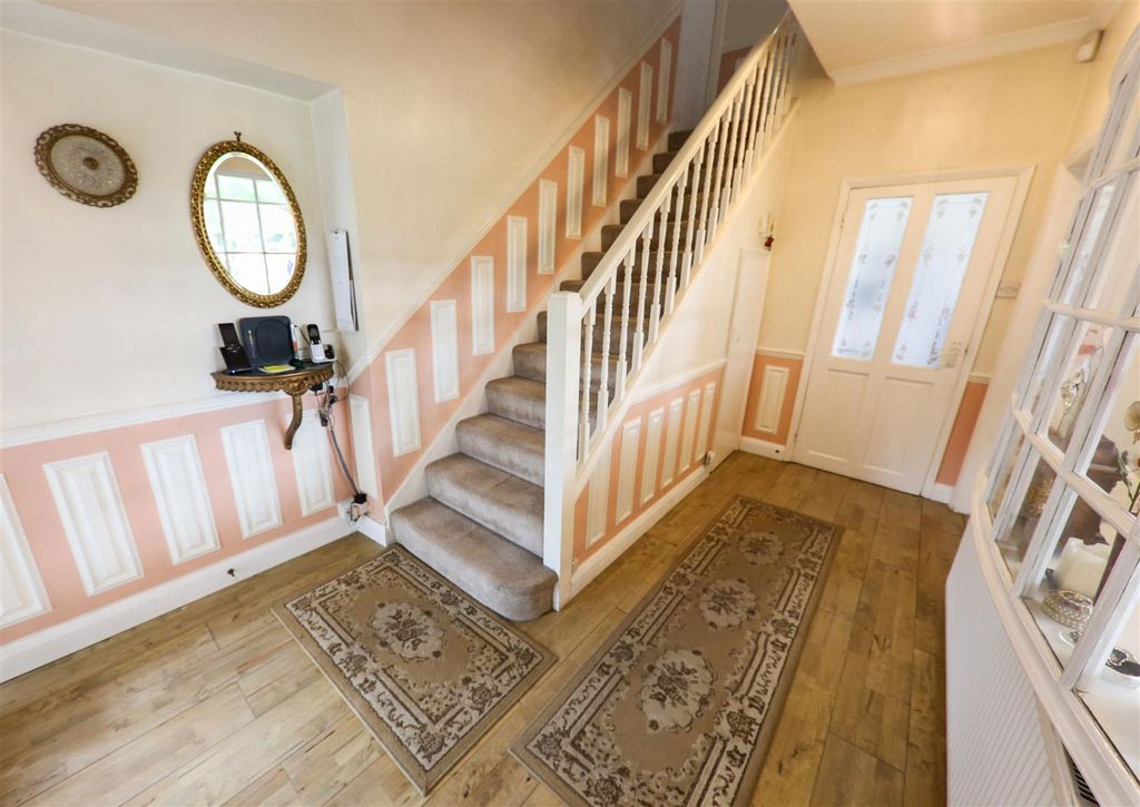 Property photo 3 of 35 Entrance Hall