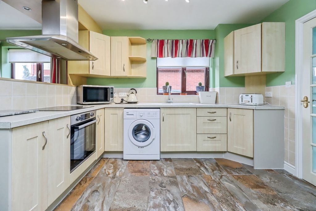 Property photo 3 of 11 Kitchen