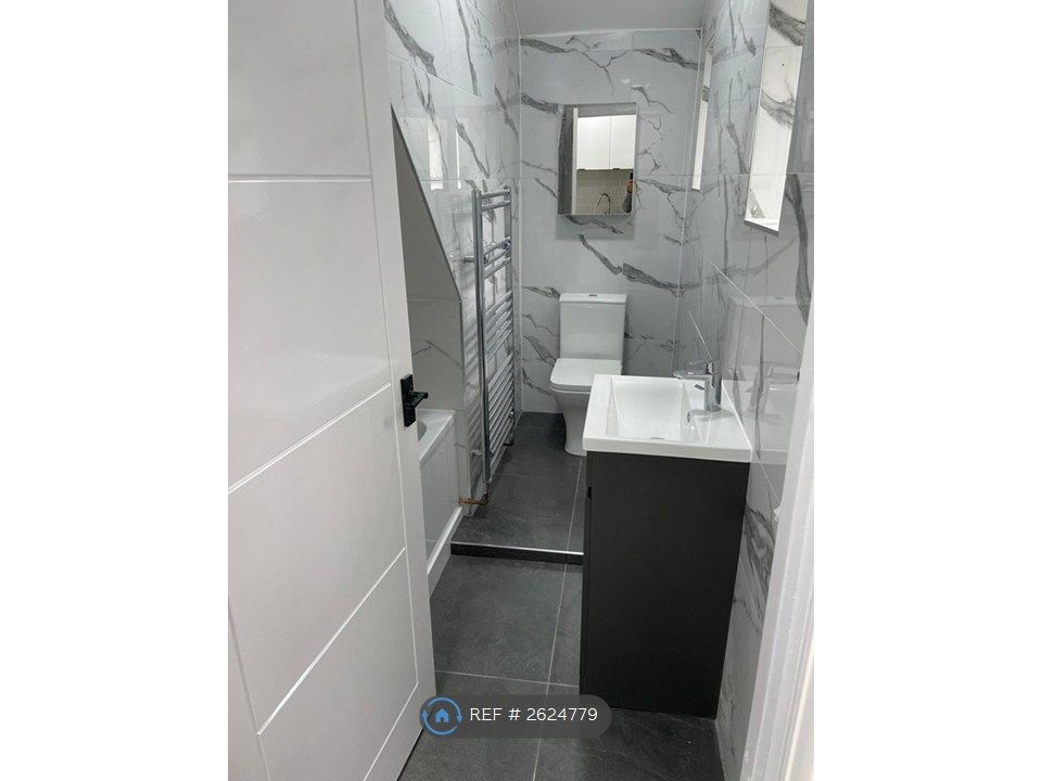 Property photo 3 of 10 Bathroom