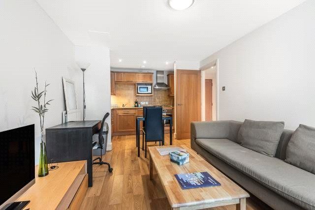 Property photo 1 of 10 Living Room/Kitchen