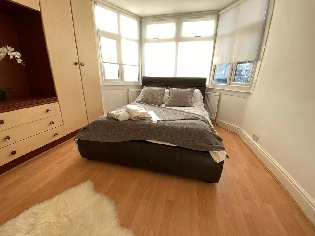Property photo 3 of 14 Room 4- £775 Available 25/09/2025