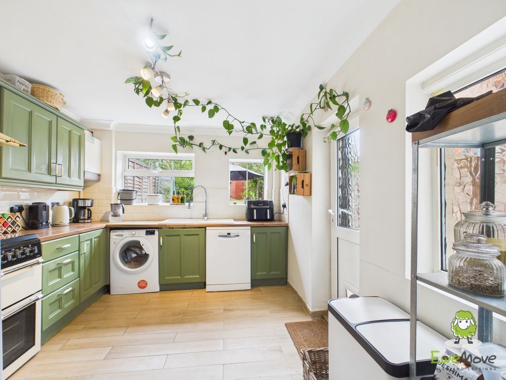 Property photo 3 of 21 Ewemove Estate Agents Basingstoke