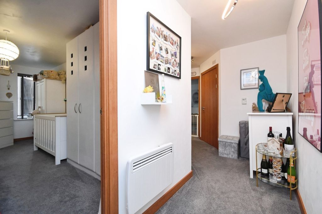 Property photo 2 of 19 Entrance Hall