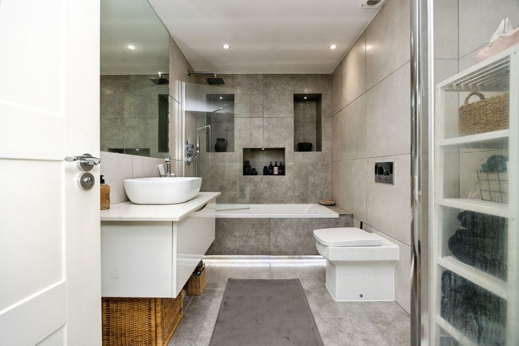 Additional image 10 of 2 bed flat for salePortsmouth Road, Milford, Godalming, Surrey GU8