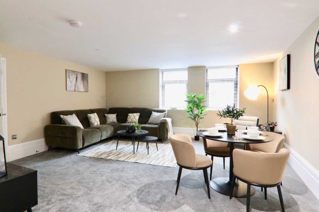 Property photo 1 of 38 Luxury Three-Bedroom Fully Furnished Apartment With En-Suite (Limited Time Offer: £100 Off First Three Months' Rent!)