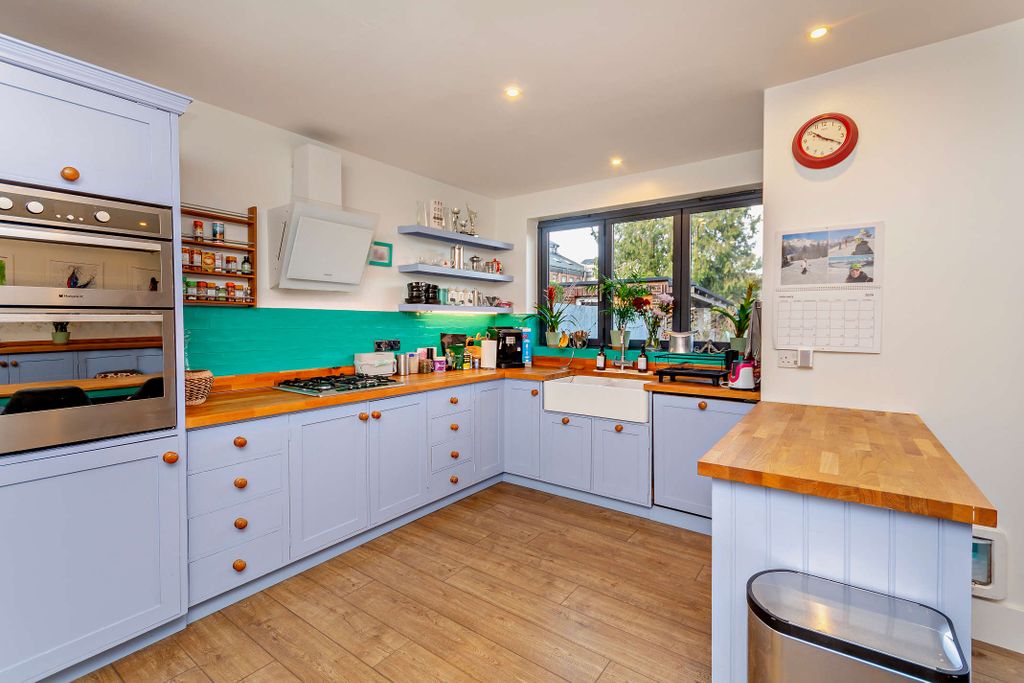 Property photo 2 of 25