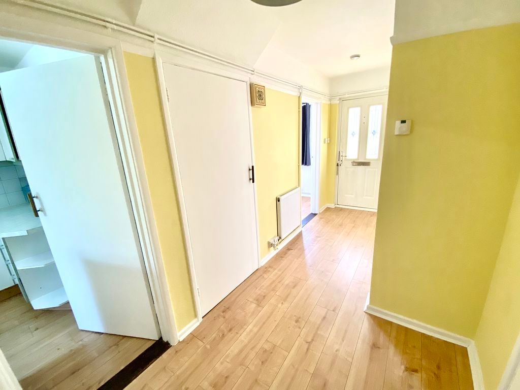 Property photo 3 of 18 Entrance Hall