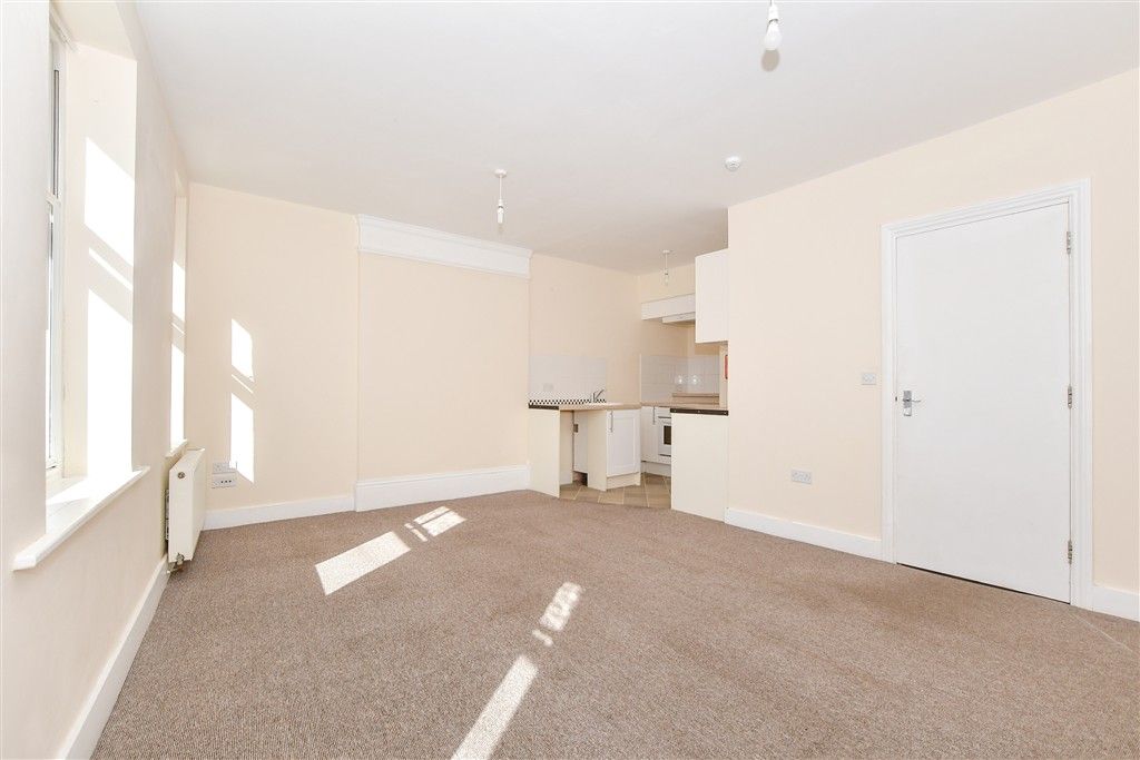 Property photo 2 of 9 Kitchen/Lounge
