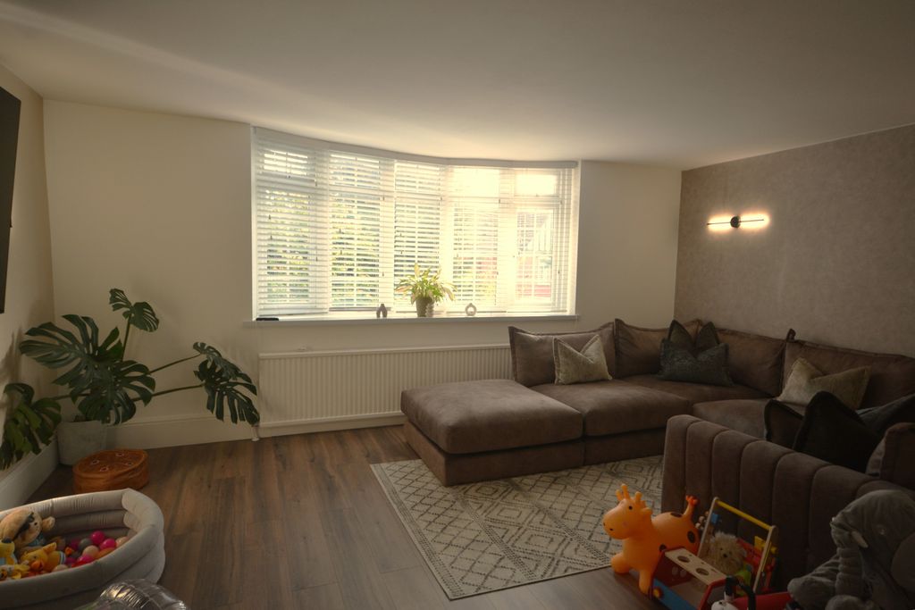 Property photo 3 of 17 Living Room