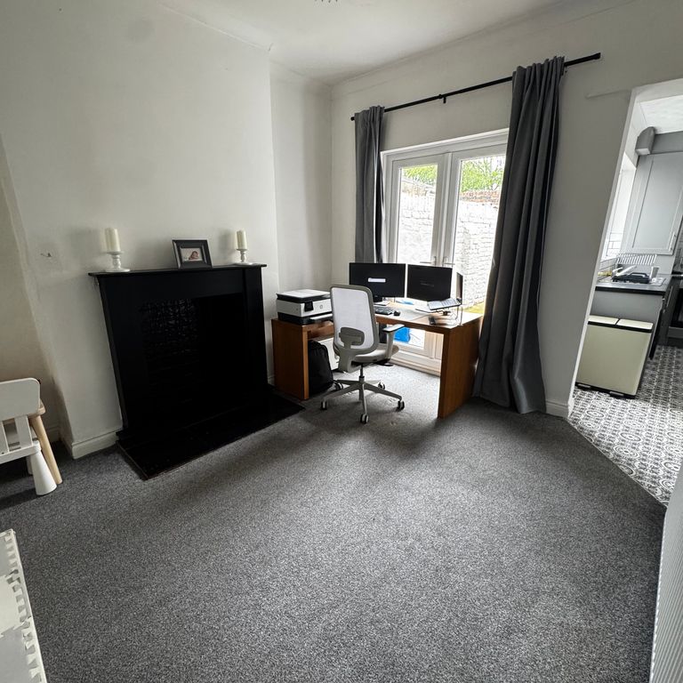 Property photo 3 of 7 Dining Room