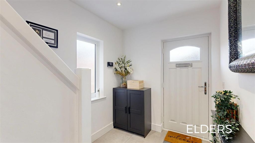 Property photo 2 of 18 Entrance Hall